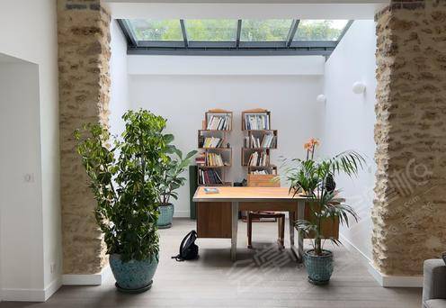 Ancienne usine transformée en loft et atelier d’artiste minimaliste